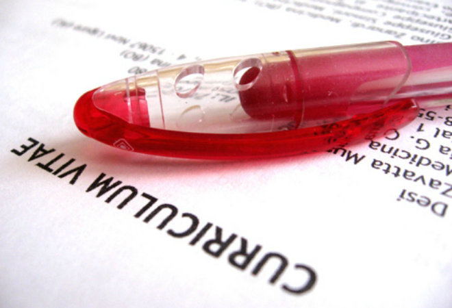 cv et stylo rouge