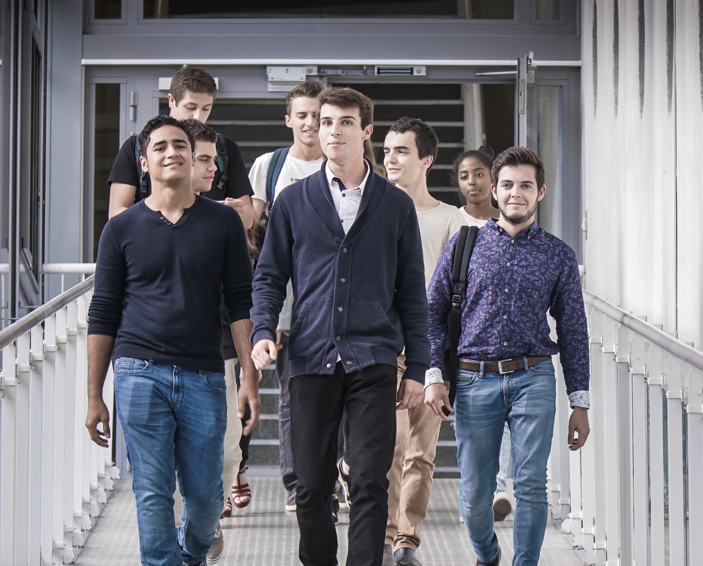 groupe d'étudiants en numérique qui marchent