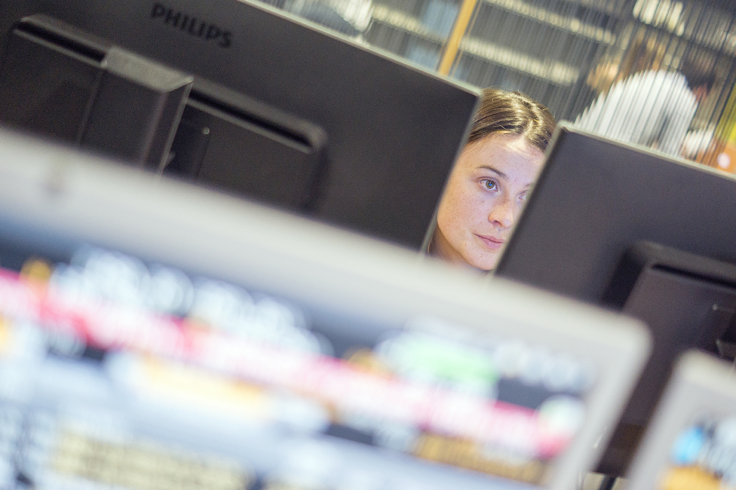 femme numérique devant ordinateur 